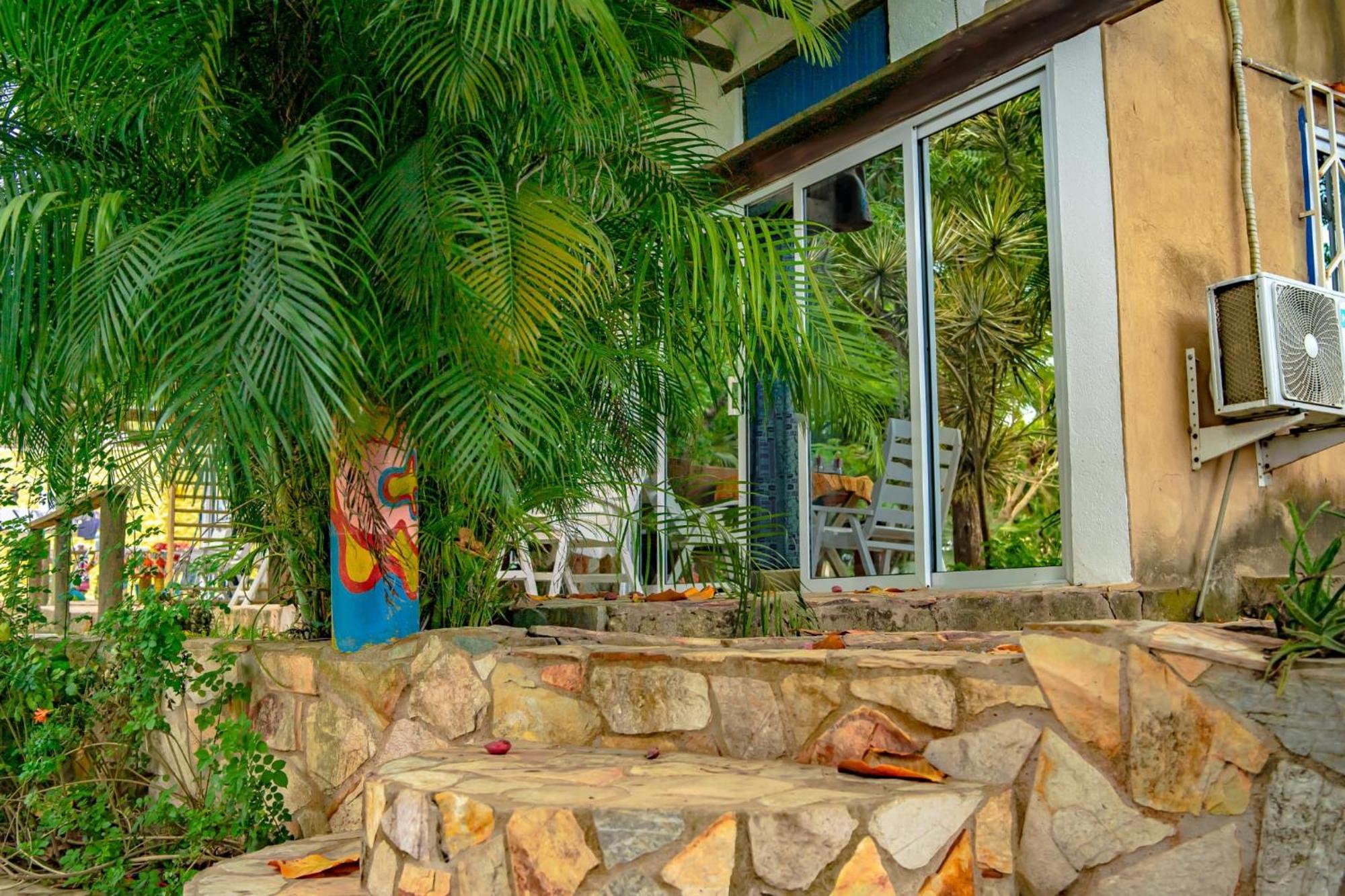 Kokrobite Gardens Restaurant And Guest House Esterno foto